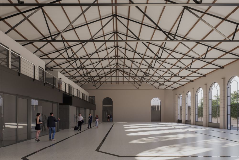 Galería interior con cabreadas restauradas y ventanales en arco