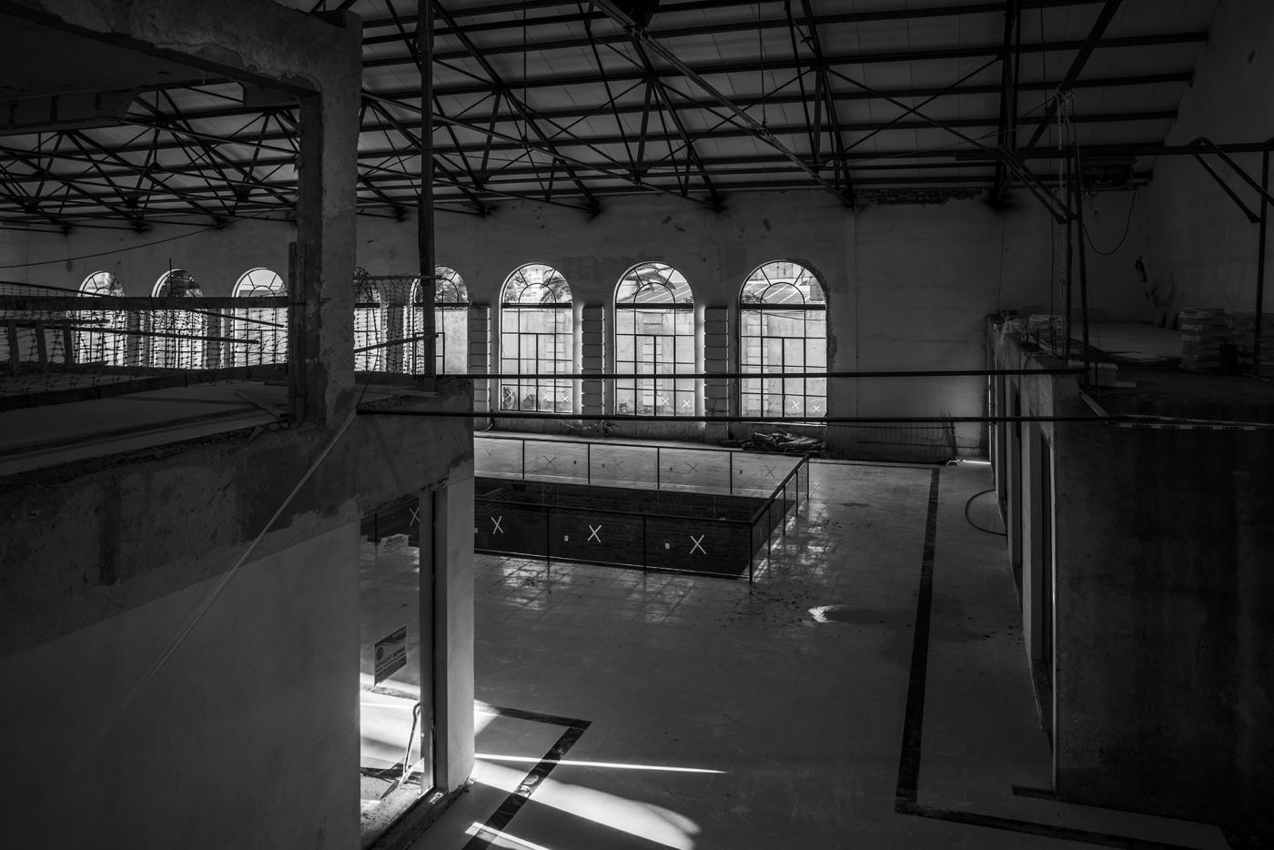 Cabreadas inglesas y aberturas de vidrio dividido, en restauración, ex Salón de los Deportes