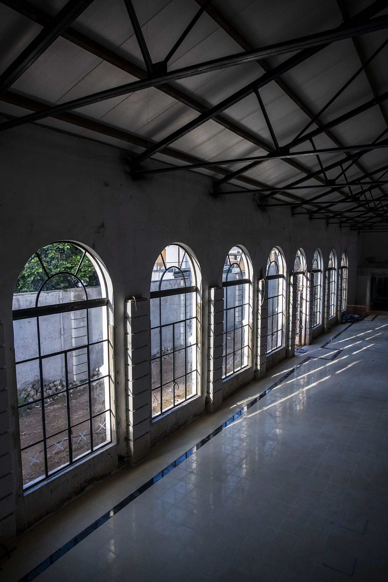Galería de ventanales en arco restaurados, ex Salón de los Deportes